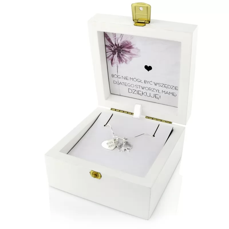 srebrna biżuteria w szkatułce z personalizacją na prezent na dzień mamy
