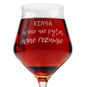 szklany kieliszek do wina z personalizacją