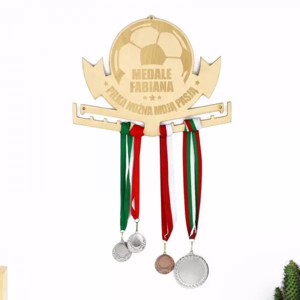 Drewniany wieszak na medale dla piłkarza z personalizacją