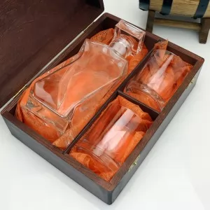 karafka w pudełku ze szklankami dla księdza