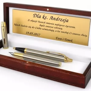 eleganckie pióro i długopis w pudełku z grawerem na prezent dla księdza na urodziny