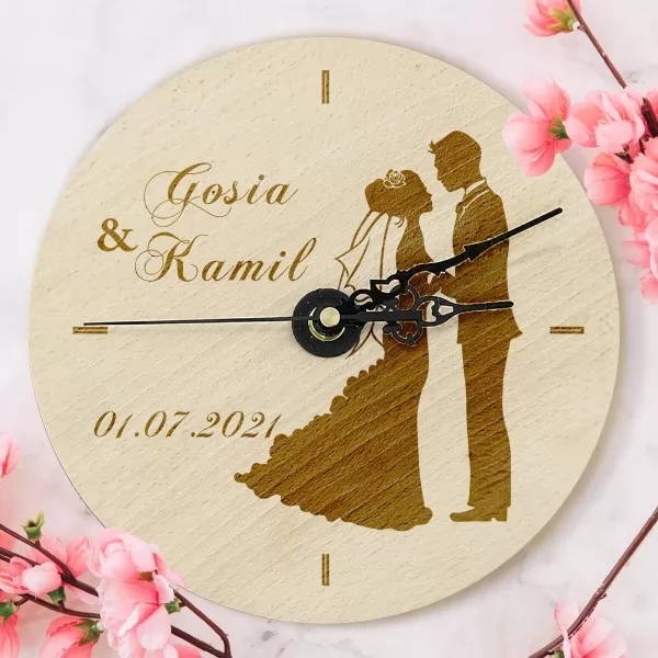 Zegar z drewna z grawerem dedykacji dla nowożeńców na ślub