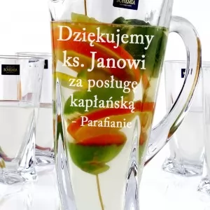 dzbanek Bohemia ze szklankami z grawerem na urodziny księdza