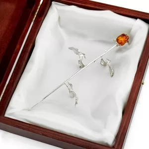 srebrna róża z bursztynem w ozdobnym pudełku z grawerem na podziękowania dla rodziców