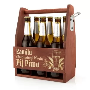  drewniana skrzynka na piwo z grawerem imienia, wyposażona w stalowy otwieracz