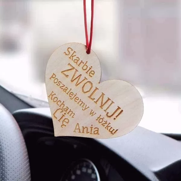 Drewniana zawieszka do samochodu w kształcie serca z grawerem na prezent dla chłopaka 