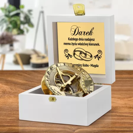 Mosiężny kompas z dedykacją na prezent dla męża na rocznicę ślubu 