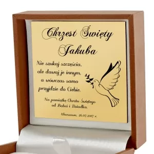 złota biżuteria w pudełku na pamiątkę chrztu świętego