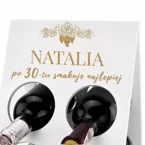 biały stojak na wino z personalizacją na prezent dla niej na 30 urodziny