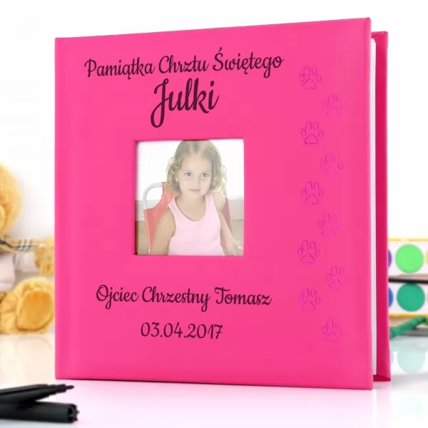 Różowy album na zdjęcia z personalizacją na prezent z okazji chrztu świętego