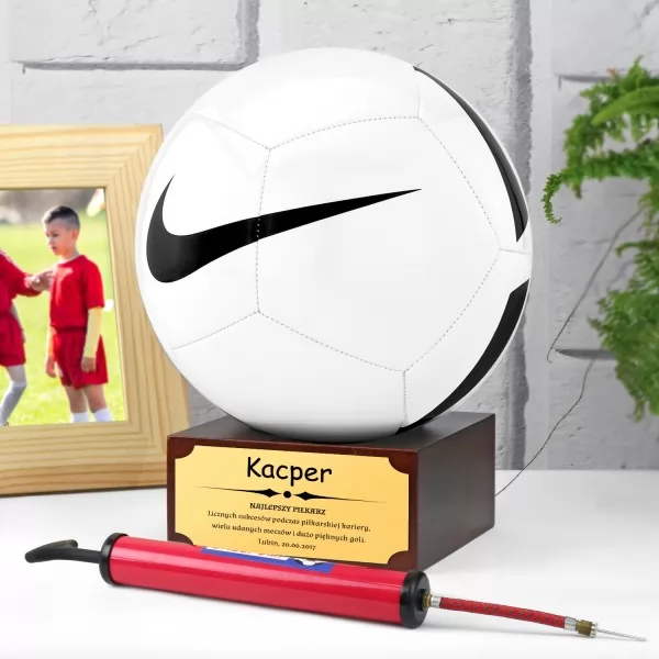 Piłka Nike na drewnianym postumencie na prezent dla piłkarza