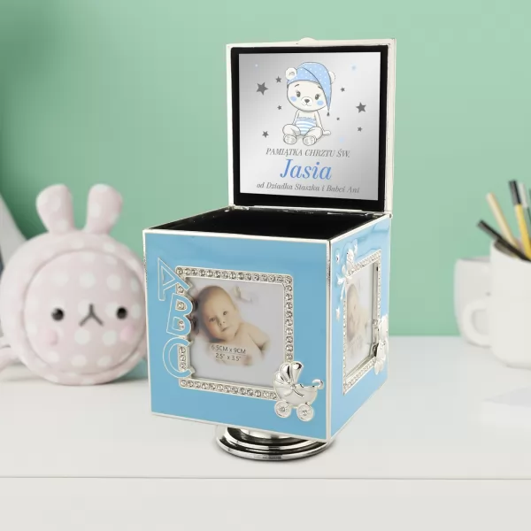 Pudełko wspomnień z grawerowanymi życzeniami na prezent dla dziecka