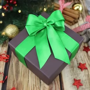 pudełko prezentowe z zielona kokardą 