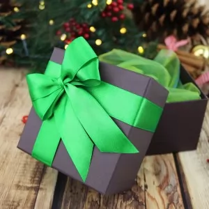 pudełko na prezent z zieloną kokardą