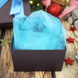 brązowe pudełko na prezent z niebieską kokardą