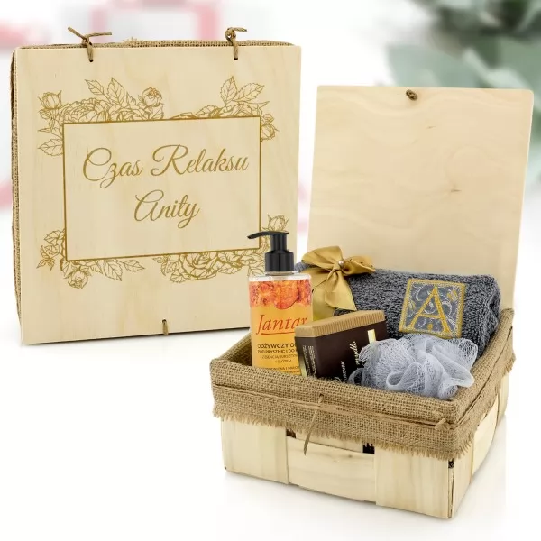 Kosmetyki i akcesoria do kąpieli w pudełku z grawerem - prezent na imieniny dla żony