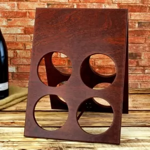 drewniany stojak na wino z personalizacją