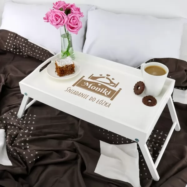 Drewniany stolik śniadaniowy z personalizacją na prezent 