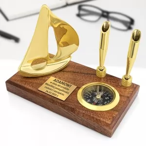 kompas na desce z grawerem dedykacji