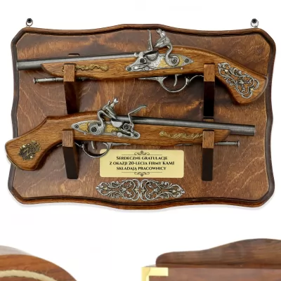 Replika broni dwóch Pistoletów na wieszaku z grawerem - Jubileusz
