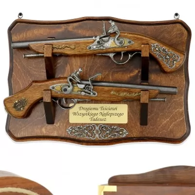 Replika broni dwóch Pistoletów na drewnie z personalizacją - Teść