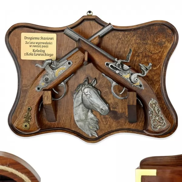 Repliki broni z XIX w. na wieszaku z grawerem dedykacji