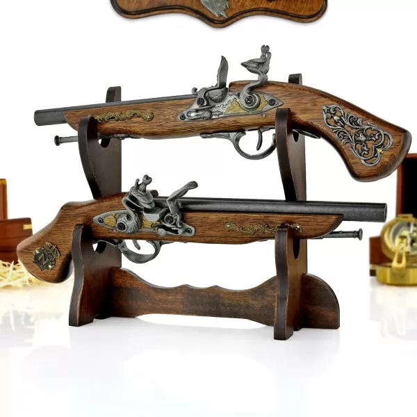 Replika broni dwóch pistoletów na stojaku z grawerem - Najlepsze życzenia