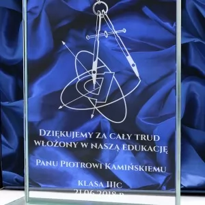 szklana statuetka z dedykacją na prezent dla matematyka