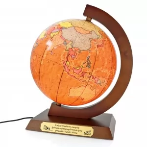 globus na drewnianej podstawie z grawerem