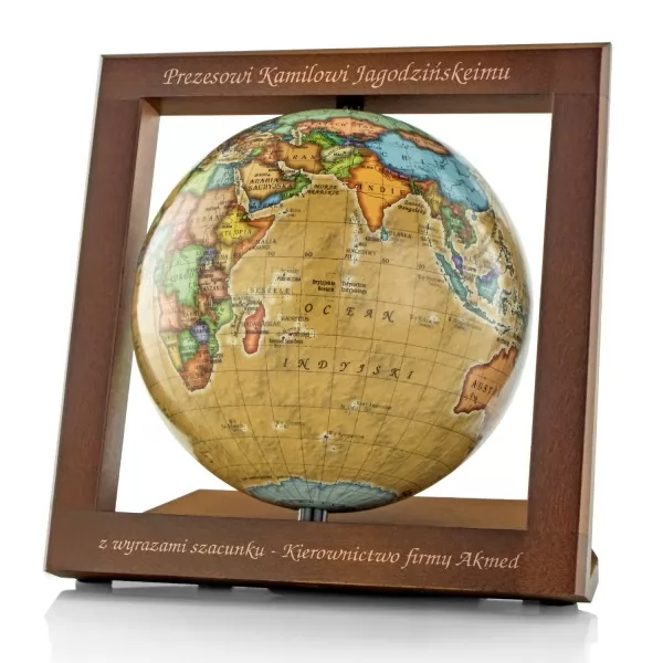 Ozdobny globus świata na biurko w drewnianej ramie z grawerem dedykacji na prezent