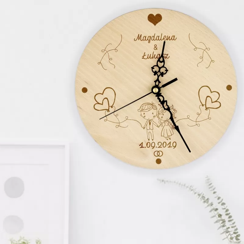 drewniany zegar z dedykacją na prezent dla młodej pary