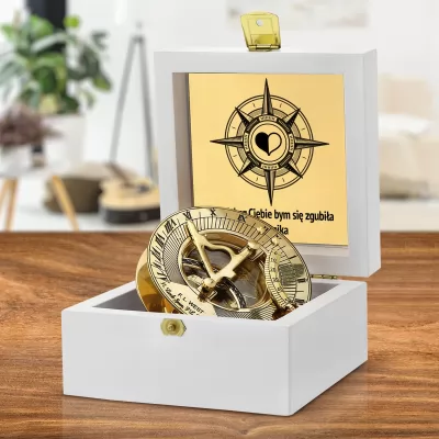 Antyczny kompas z zegarem słonecznym w białej szkatułce z grawerem dedykacji