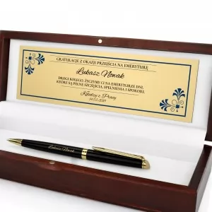 długopis na prezent w drewnianym pudełku z dedykacją na emeryturę