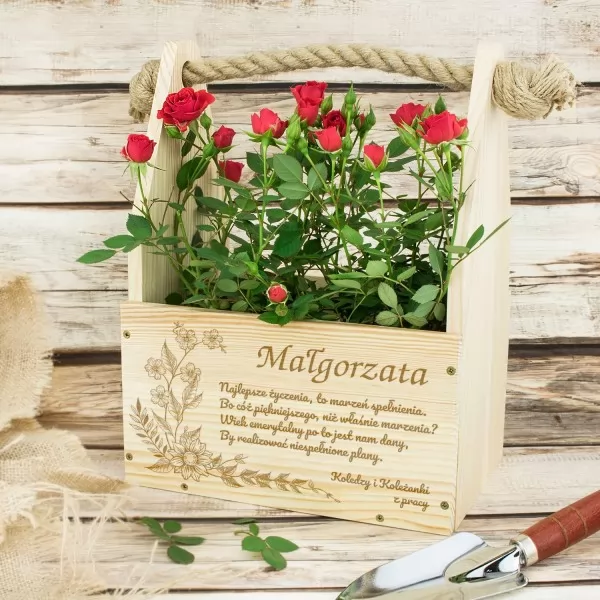 Drewniana skrzynka na kwiaty z personalizacją na podziękowania dla koleżanki z pracy
