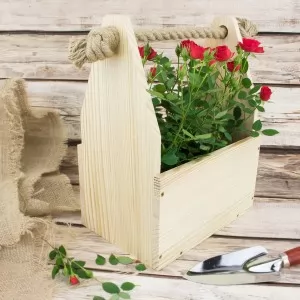 drewniana doniczka na kwiaty z personalizacją na prezent z okazji przejścia na emeryturę
