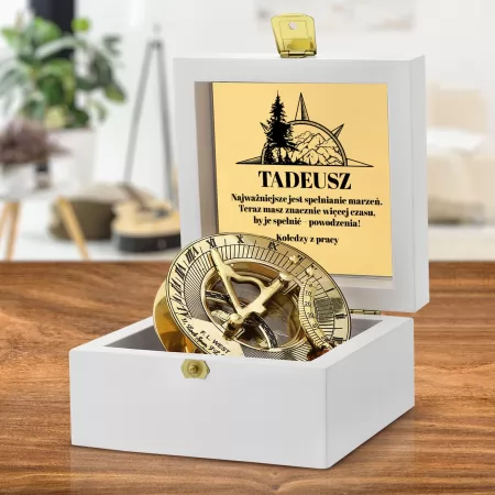 Kompas w białej szkatułce z dedykacją na prezent na emeryturę