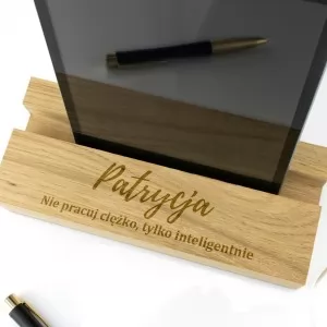 drewniana podstawka na tablet z dedykacją inteligentna praca