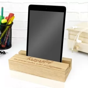 drewniany stojak na tablet z grawerem