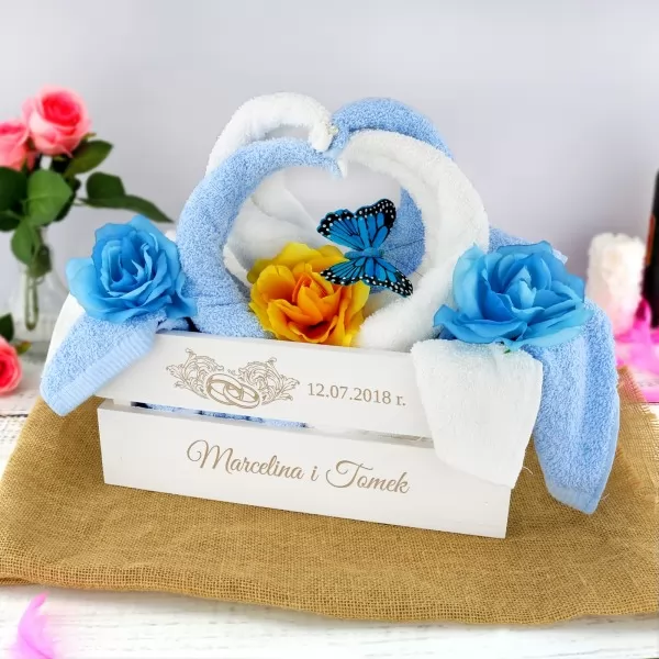 Dla nowożeńców ręczniki w skrzynce - Ślubne Łabędzie