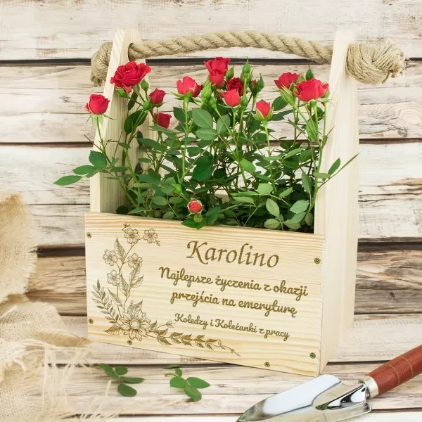 Drewniana doniczka na kwiaty z grawerem - Ogród emerytki