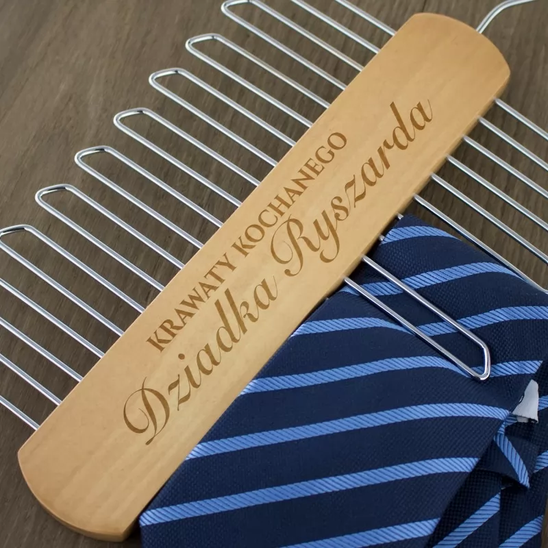 pomysł na prezent dla dziadka wieszak na krawaty - ukochany dziadek