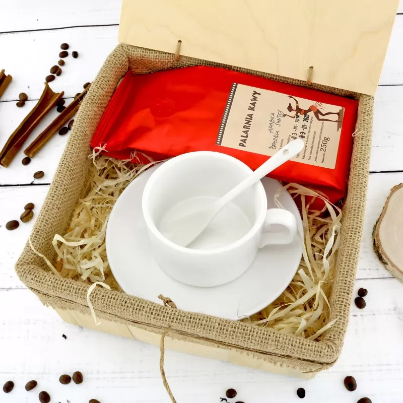 filiżanka i kawa w pudełku na prezent
