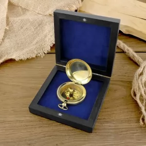 kompas w drewnianym pudełku na prezent