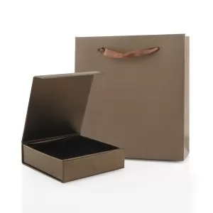brązowe pudełko i torebka na biżuterię