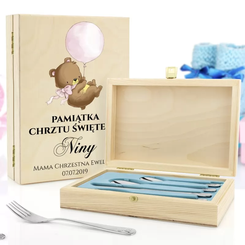 sztućce dla dzieci w drewnianym pudełku z dedykacją radosne zwierzątka na prezent na chrzciny