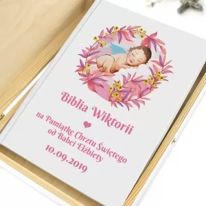 personalizowana biblia w pudełku śpiąca dziecina na prezent na chrzest