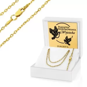 srebrny łańcuszek złocony w białym pudełku na pamiątkę bierzmowania gołębice