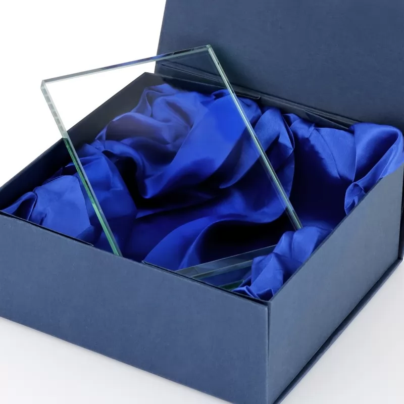 szklana statuetka w pudełku na prezent