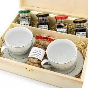 zestaw filiżanek i herbat w drewnianej skrzynce na podziękowanie dla rodziców