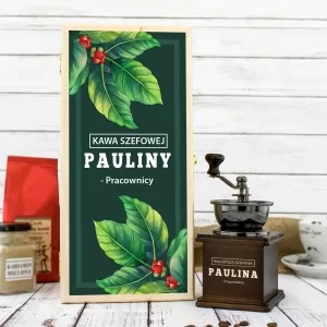 elegancki prezent dla szefowej kawa i młynek z grawerem w skrzynce zielony kawowiec